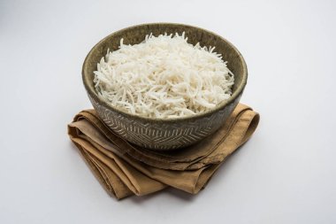 Long Basmati Rice, Hint ana yemeğidir ve bir kase içinde servis edilir. seçici odak