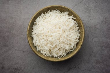 Long Basmati Rice, Hint ana yemeğidir ve bir kase içinde servis edilir. seçici odak