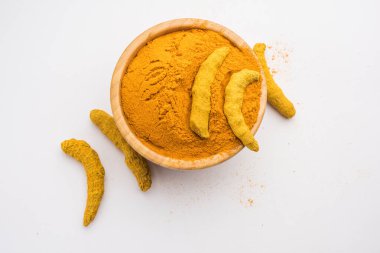 Organik kuru zerdeçal veya Haldi tozu, sokağa çıkma yasağı longa linn olarak da bilinir, seçici odak noktası