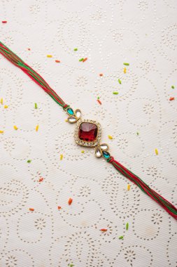 Tasarımcı Rakhi / Raakhi veya Hint Festivali için bileklik, Raksha Bandhan, dekoratif arka planda izole edilmiş