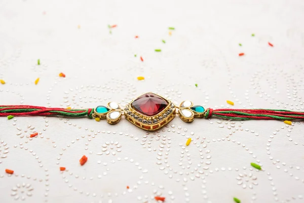 Designer Rakhi Raakhi Wristband Indian Festival Raksha Bandhan Isolato Sfondo — Foto Stock