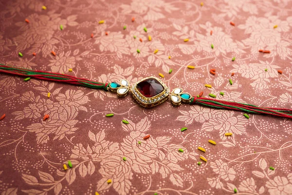 Designer Rakhi Raakhi Wristband Indian Festival Raksha Bandhan Isolato Sfondo — Foto Stock