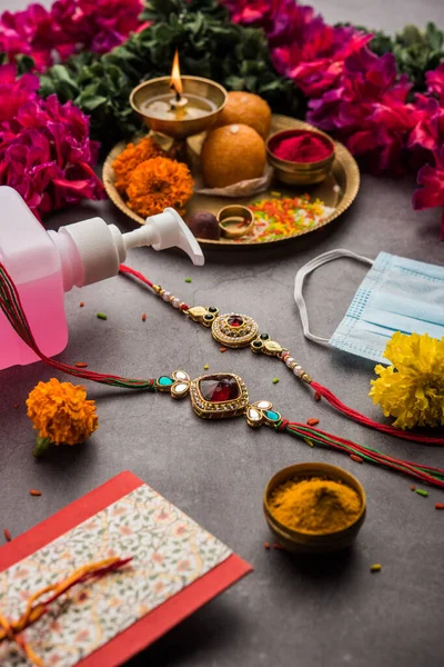 Концепция Raksha Bandhan Фестиваля Rakhi Короне Вирус Covid Пандемия Показывающая — стоковое фото