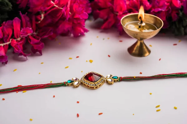 Дизайнер Rakhi Raakhi Або Wristband Індійського Фестивалю Raksha Bandhan Ізольований — стокове фото
