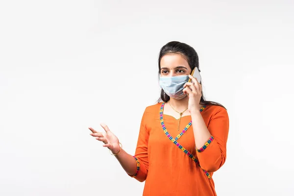 Piękna Hinduska Kobieta Rozmawiająca Przez Komórkę Nosząc Ochronną Maskę Medyczną — Zdjęcie stockowe