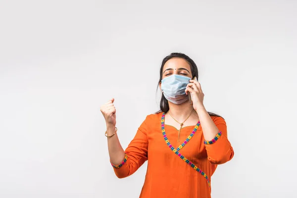 Piękna Hinduska Kobieta Rozmawiająca Przez Komórkę Nosząc Ochronną Maskę Medyczną — Zdjęcie stockowe