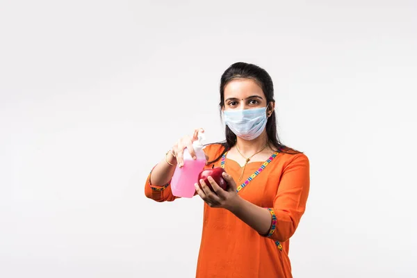Indian Ładna Dziewczyna Nosi Maskę Twarzy Sanitizing Jabłko Lub Stosowania — Zdjęcie stockowe