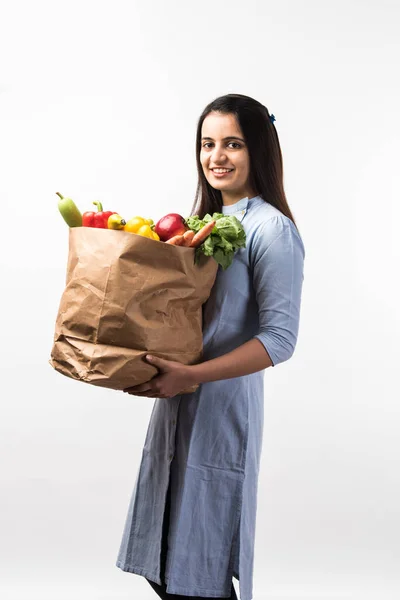 Згорніть Портрет Щасливої Індійської Дівчини Тримає Сумку Овочами Фруктами Ізольованої — стокове фото