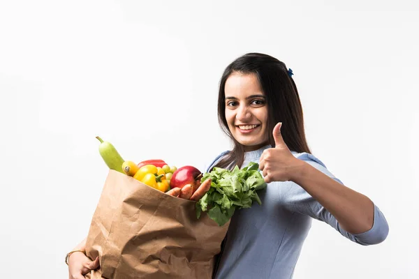 Згорніть Портрет Щасливої Індійської Дівчини Тримає Сумку Овочами Фруктами Ізольованої — стокове фото