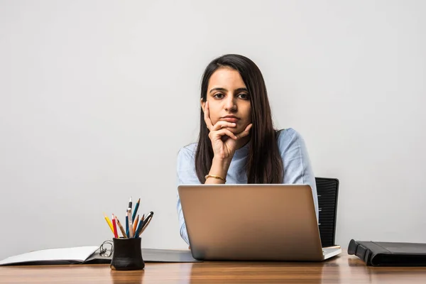 Una Hermosa Alegre Joven India Mujer Asiática Que Trabaja Ordenador — Foto de Stock