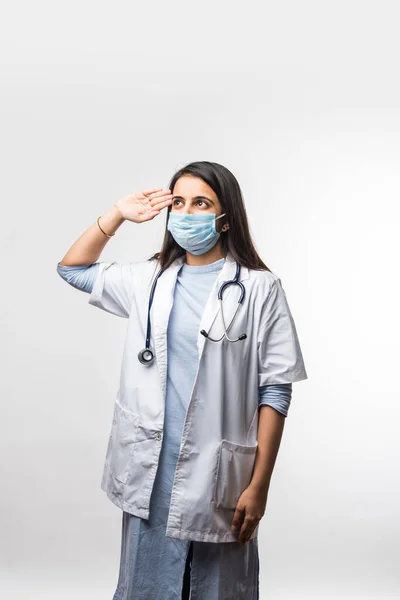 Ung Indisk Kvinnlig Läkare Med Medicinsk Ansiktsmask Hälsning När Står — Stockfoto
