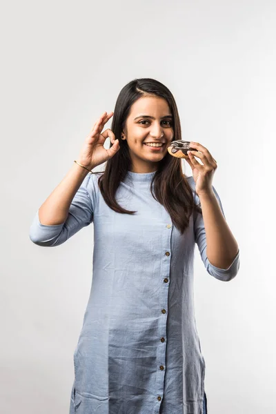 Primer Plano Retrato Una Chica India Bastante Satisfecha Comiendo Donas —  Fotos de Stock