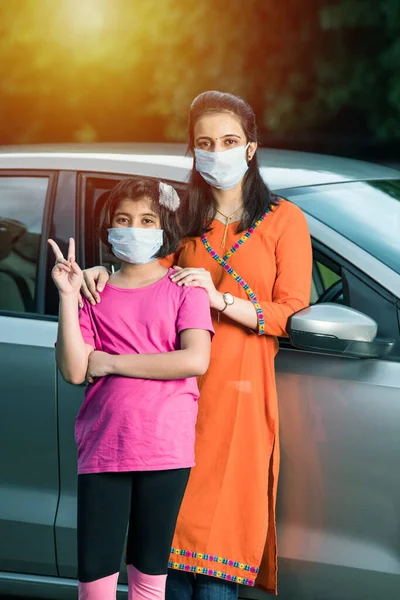 Indian Matka Córka Noszenie Maski Twarzy Lub Maski Medycznej Podczas — Zdjęcie stockowe