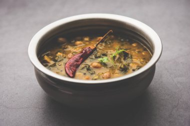 Sağlıklı Dal Palak veya sarı Toor Ispanak Daal tarifi, Hindistan 'da Patal Bhaji olarak da bilinir, bir kasede servis edilir.