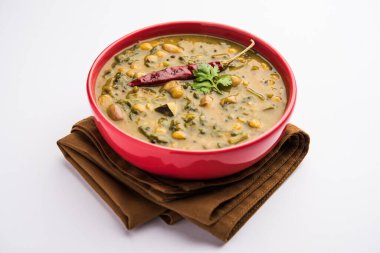 Sağlıklı Dal Palak veya sarı Toor Ispanak Daal tarifi, Hindistan 'da Patal Bhaji olarak da bilinir, bir kasede servis edilir.