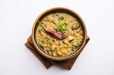 Sağlıklı Dal Palak veya sarı Toor Ispanak Daal tarifi, Hindistan 'da Patal Bhaji olarak da bilinir, bir kasede servis edilir.