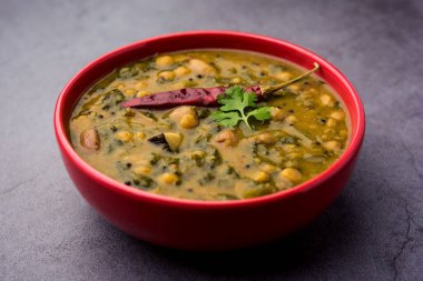 Sağlıklı Dal Palak veya sarı Toor Ispanak Daal tarifi, Hindistan 'da Patal Bhaji olarak da bilinir, bir kasede servis edilir.