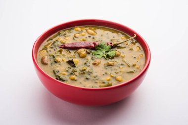 Sağlıklı Dal Palak veya sarı Toor Ispanak Daal tarifi, Hindistan 'da Patal Bhaji olarak da bilinir, bir kasede servis edilir.