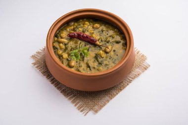 Sağlıklı Dal Palak veya sarı Toor Ispanak Daal tarifi, Hindistan 'da Patal Bhaji olarak da bilinir, bir kasede servis edilir.