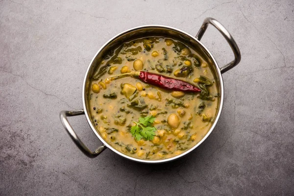 Sağlıklı Dal Palak veya sarı Toor Ispanak Daal tarifi, Hindistan 'da Patal Bhaji olarak da bilinir, bir kasede servis edilir.
