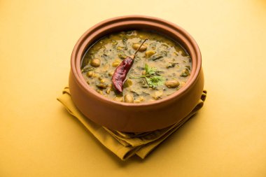 Sağlıklı Dal Palak veya sarı Toor Ispanak Daal tarifi, Hindistan 'da Patal Bhaji olarak da bilinir, bir kasede servis edilir.