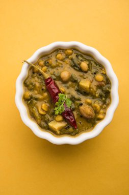 Sağlıklı Dal Palak veya sarı Toor Ispanak Daal tarifi, Hindistan 'da Patal Bhaji olarak da bilinir, bir kasede servis edilir.