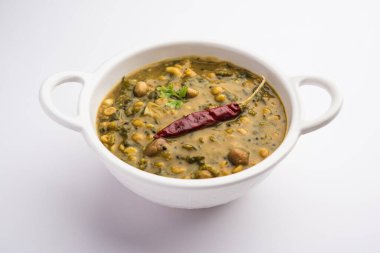 Sağlıklı Dal Palak veya sarı Toor Ispanak Daal tarifi, Hindistan 'da Patal Bhaji olarak da bilinir, bir kasede servis edilir.