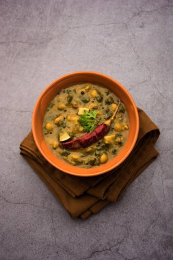 Sağlıklı Dal Palak veya sarı Toor Ispanak Daal tarifi, Hindistan 'da Patal Bhaji olarak da bilinir, bir kasede servis edilir.