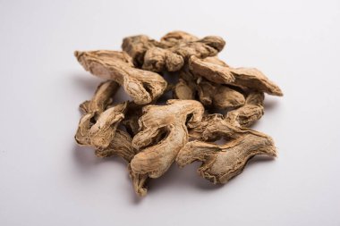 Hindistan 'da Sonth olarak da bilinen kurutulmuş organik zencefil veya kuru Adrak.