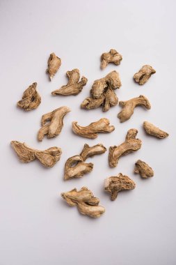 Hindistan 'da Sonth olarak da bilinen kurutulmuş organik zencefil veya kuru Adrak.