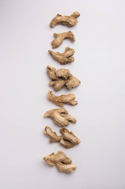 Hindistan 'da Sonth olarak da bilinen kurutulmuş organik zencefil veya kuru Adrak.