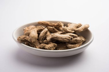 Hindistan 'da Sonth olarak da bilinen kurutulmuş organik zencefil veya kuru Adrak.