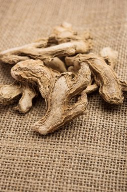 Hindistan 'da Sonth olarak da bilinen kurutulmuş organik zencefil veya kuru Adrak.