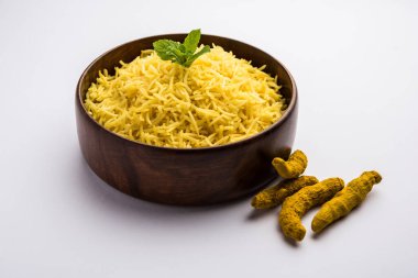 Safranlı yasemin pilavı pudralı veya Haldi, Hint yemeği.