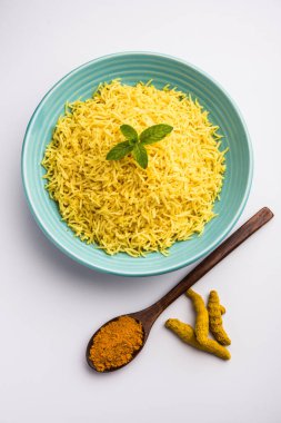 Safranlı yasemin pilavı pudralı veya Haldi, Hint yemeği.