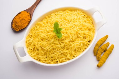 Safranlı yasemin pilavı pudralı veya Haldi, Hint yemeği.