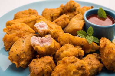 Tavuk Pakora veya Pakoda veya börek kemiksiz tavuk parçalarının marine edilip besan, pirinç unu, mısır unu ve yumurta karışımı ile kaplandığı popüler bir Hint aperatifi.