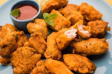 Tavuk Pakora veya Pakoda veya börek kemiksiz tavuk parçalarının marine edilip besan, pirinç unu, mısır unu ve yumurta karışımı ile kaplandığı popüler bir Hint aperatifi.