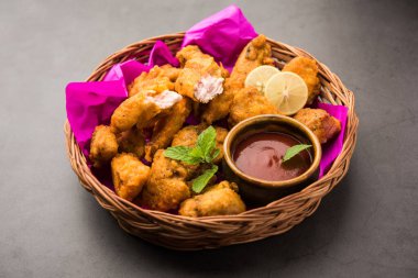 Tavuk Pakora veya Pakoda veya börek kemiksiz tavuk parçalarının marine edilip besan, pirinç unu, mısır unu ve yumurta karışımı ile kaplandığı popüler bir Hint aperatifi.