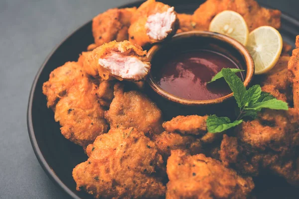 Tavuk Pakora veya Pakoda veya börek kemiksiz tavuk parçalarının marine edilip besan, pirinç unu, mısır unu ve yumurta karışımı ile kaplandığı popüler bir Hint aperatifi.