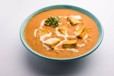 Paneer Butter Masala ya da Cheese Cottage Curry, popüler Hint Yemeği / Akşam Yemeği menüsü seramik bir kasede servis edilir.