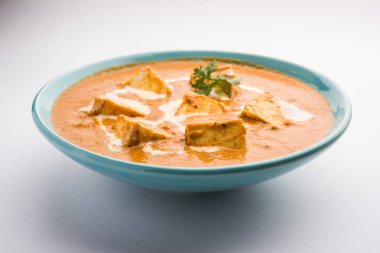 Paneer Butter Masala ya da Cheese Cottage Curry, popüler Hint Yemeği / Akşam Yemeği menüsü seramik bir kasede servis edilir.