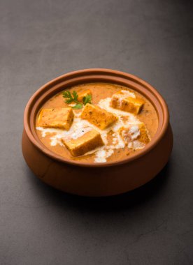 Paneer Butter Masala ya da Cheese Cottage Curry, popüler Hint Yemeği / Akşam Yemeği menüsü seramik bir kasede servis edilir.