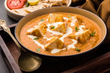 Paneer Butter Masala ya da Cheese Cottage Curry, popüler Hint Yemeği / Akşam Yemeği menüsü seramik bir kasede servis edilir.