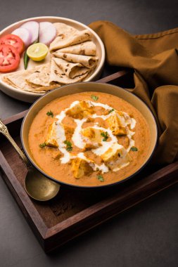 Paneer Butter Masala ya da Cheese Cottage Curry, popüler Hint Yemeği / Akşam Yemeği menüsü seramik bir kasede servis edilir.