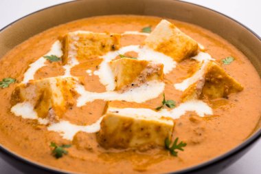 Paneer Butter Masala ya da Cheese Cottage Curry, popüler Hint Yemeği / Akşam Yemeği menüsü seramik bir kasede servis edilir.