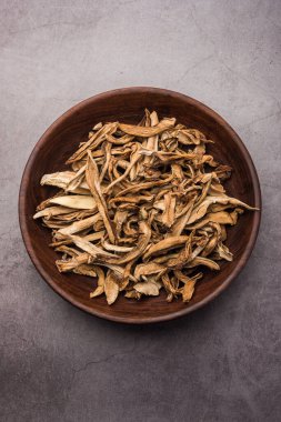 Güneşte kurutulmuş yeşil mango veya kairi meyvesi Hint körilerinde kullanılan bir Hint baharatıdır.