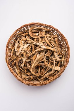 Güneşte kurutulmuş yeşil mango veya kairi meyvesi Hint körilerinde kullanılan bir Hint baharatıdır.