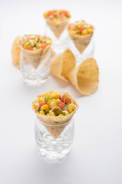 Papad Cone 'da mısır gevreği ya da chaat, popüler Hint başlangıç menüsü