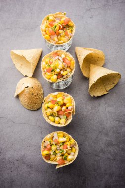 Papad Cone 'da mısır gevreği ya da chaat, popüler Hint başlangıç menüsü